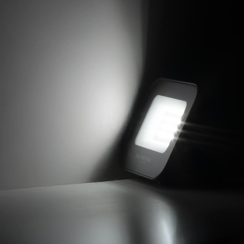 Refletor LED PRO 20W Alumínio Bivolt IP66 3.000K - Blumenau